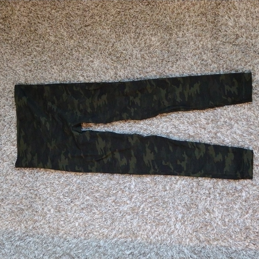 SPANX Camo Leggings Size Mediun